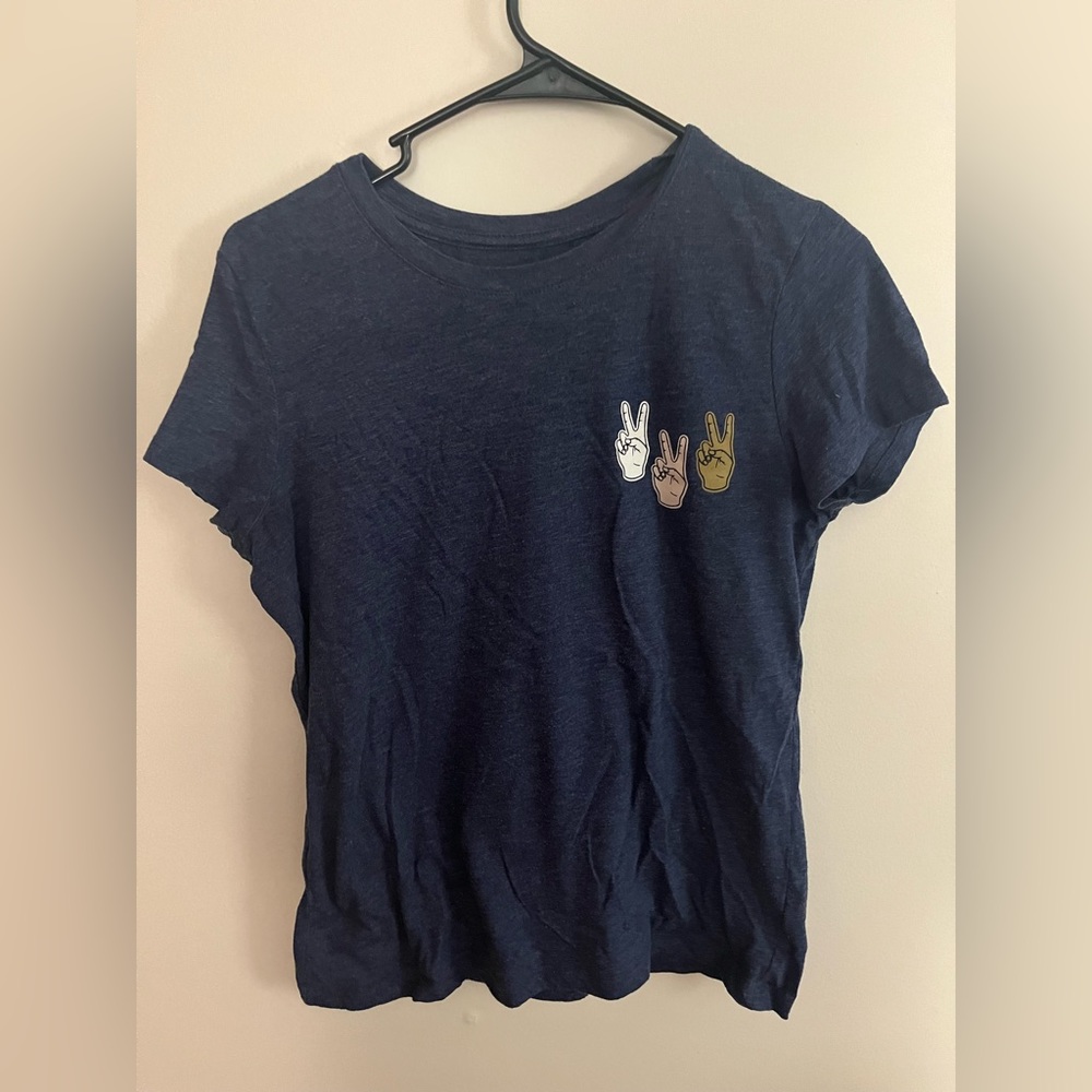 Aeropostale t shirt size large bundle with Hollister cropped t shirt size medium